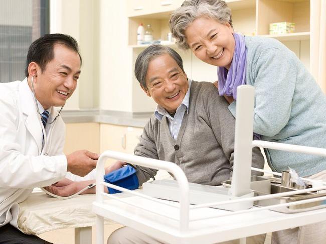 《加强老年健康服务体系建设的实施意见》出台-- 65岁以上老人健康管理率达72%